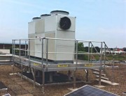 Passerelle d'accès groupe froid sur toiture avec garde-corps - Charge 150 kg/m²