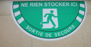 Marquage au sol adhésif issue de secours