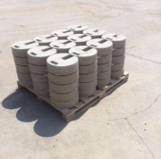 Poids de lestage en béton - Poids : 14 kg - Dimensions : Ø 32 × H. 8,5 cm - Avec poignée de levage