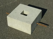 Poids de lestage en béton - Poids : 70 kg - Dimensions : 400 × 400 × 200 mm - Réservation centrale : 110 × 110 mm