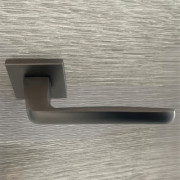 Poignées de porte sur rosace canon de fusil / anthracite carré