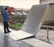 Pont de chargement articulé en acier - Charge 4000 kg - L.3715 mm x l.1500 mm à 2000 mm