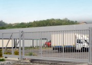 Portail industriel coulissant - L. 3 à 8 m H. 1.5 ou 2 m