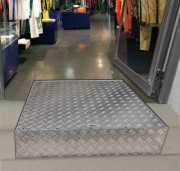 Rampe d'accès encastrée dans la marche