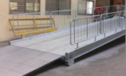 Rampe de quai fixe courbée grillagée