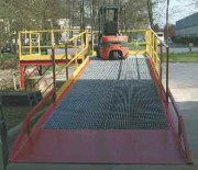 Rampe fixe de chargement avec rembarde de sécurité