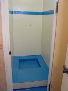 Revêtement mural pour toilettes publiques