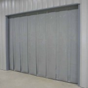 Rideau à lanière souple opaque