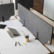 Séparateur de bureau acoustique - Épaisseur 24 mm - Coefficient d’absorption : αw = 0,95 (classe A) - Fixation par pince ou pose sur pieds 