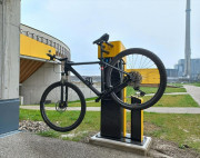 Station d'entretien pour vélo avec pompe universelle