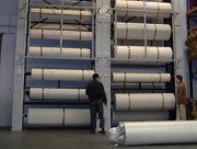 Stockeur rotatif vertical pour rouleaux de revêtement sols