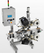 Machine d’étiquetage avec tapis convoyeur