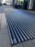 Tapis d'accueil ultra-résistant sur-mesure pour trafic intense - en alu et insert en caoutchouc strié 