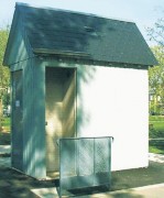 Toilette publique autonettoyante autonome