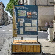 Totem d'exposition sur caisson en bois pour extérieur