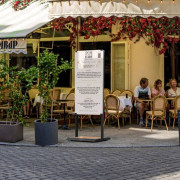 Totem publicitaire mobile sur roulettes