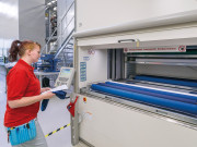 Tour de stockage rotative pour rouleaux de tissu 