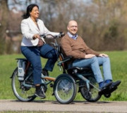 Tricycle pour personnes en fauteuil roulant