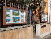 Vitrine d'affichage extérieur sur grillage sur mesure