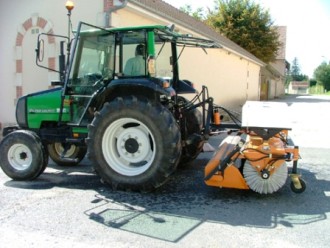 Balayeuse chariot élévateur et tracteur - Devis sur Techni-Contact.com - 1