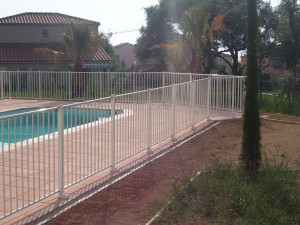 Barrière de piscine en barreaux aluminium  - Devis sur Techni-Contact.com - 2