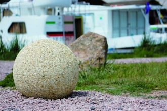 Borne en béton aspect sablé ton pierre - Hauteur : 37 cm -Diamètre : 40 cm - A poser ou à sceller 