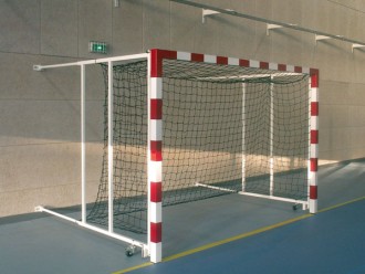 But de handball rabattable au mur - But rabattable 3m x 2m, en acier plastifié rouge et blanc