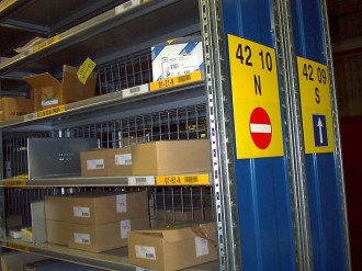 Étiquetage organisation d'entrepôt - Avec étiquetage, pancartes, marquage au sol
