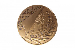 Médaille événementielle avec gravure départ en retraite - Devis sur Techni-Contact.com - 1