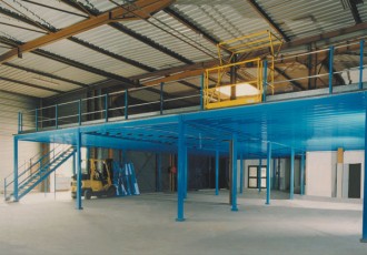 Mezzanine industrielle avec plancher aggloméré - Avec plancher aggloméré, caillebotis ou bacs acier