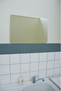 Miroir sanitaire rectangle - Dimensions: 60/40 ou 60/80 cm - Plexi choc épaisseur 5 mm - Fixation murale