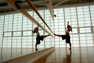 Mur de miroirs de danse avec barres de ballet intégrées - Devis sur Techni-Contact.com - 2
