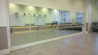 Mur de miroirs de danse avec barres de ballet intégrées - Devis sur Techni-Contact.com - 3