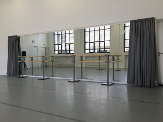 Mur de miroirs de danse avec barres de ballet intégrées - Devis sur Techni-Contact.com - 4
