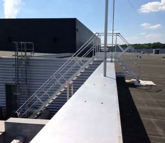 Passerelle double accès extérieur sur bâtiment industrie - Fixation au sol et sur l’acrotère - En aluminium