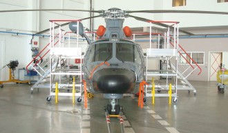Plateforme de maintenance hélicoptère dauphin - Hélicoptère Dauphin