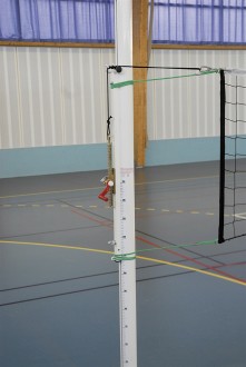 Poteaux volley ball de compétition en aluminium - Hauteur hors sol : 2,56 m - aluminium - Système de tension par treuil