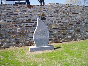 Stèle en granit gris - Devis sur Techni-Contact.com - 1
