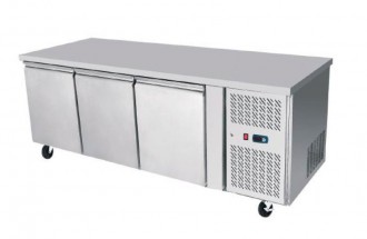 Table réfrigérée positive à 3 portes - Température de - 2 / + 8 °C - Capacité : 420 L