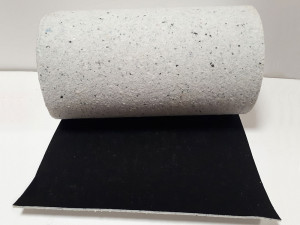 Tapis absorbant très résistant pour industrie - Mélange de fibres de matelasserie avec film de renfort noir en polyester (50gr/m²)