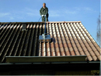 Nettoyage de toitures Toits en fibrociment : Devis sur Techni-Contact -  Systèmes de nettoyage de toitures
