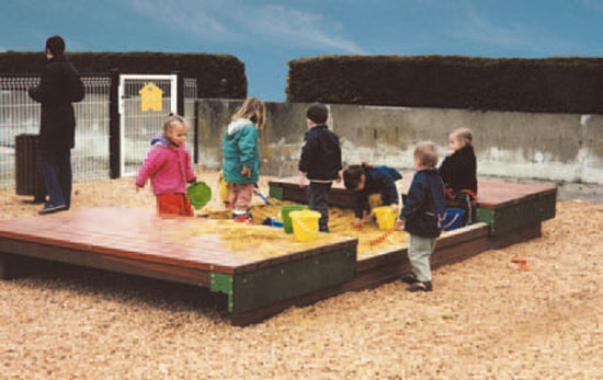 aire de jeux pour enfants avec sable. bac à sable pour enfants