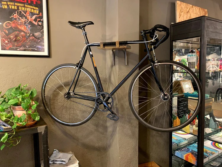 Support vélo mural en bois de hêtre