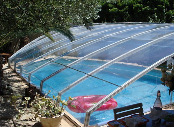 Abri de piscine économique en polycarbonate par Jardin Couvert