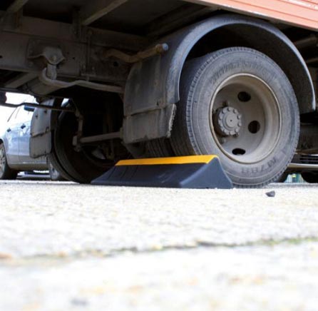 Butée de parking spécial Poids Lourd en caoutchouc ultra robuste