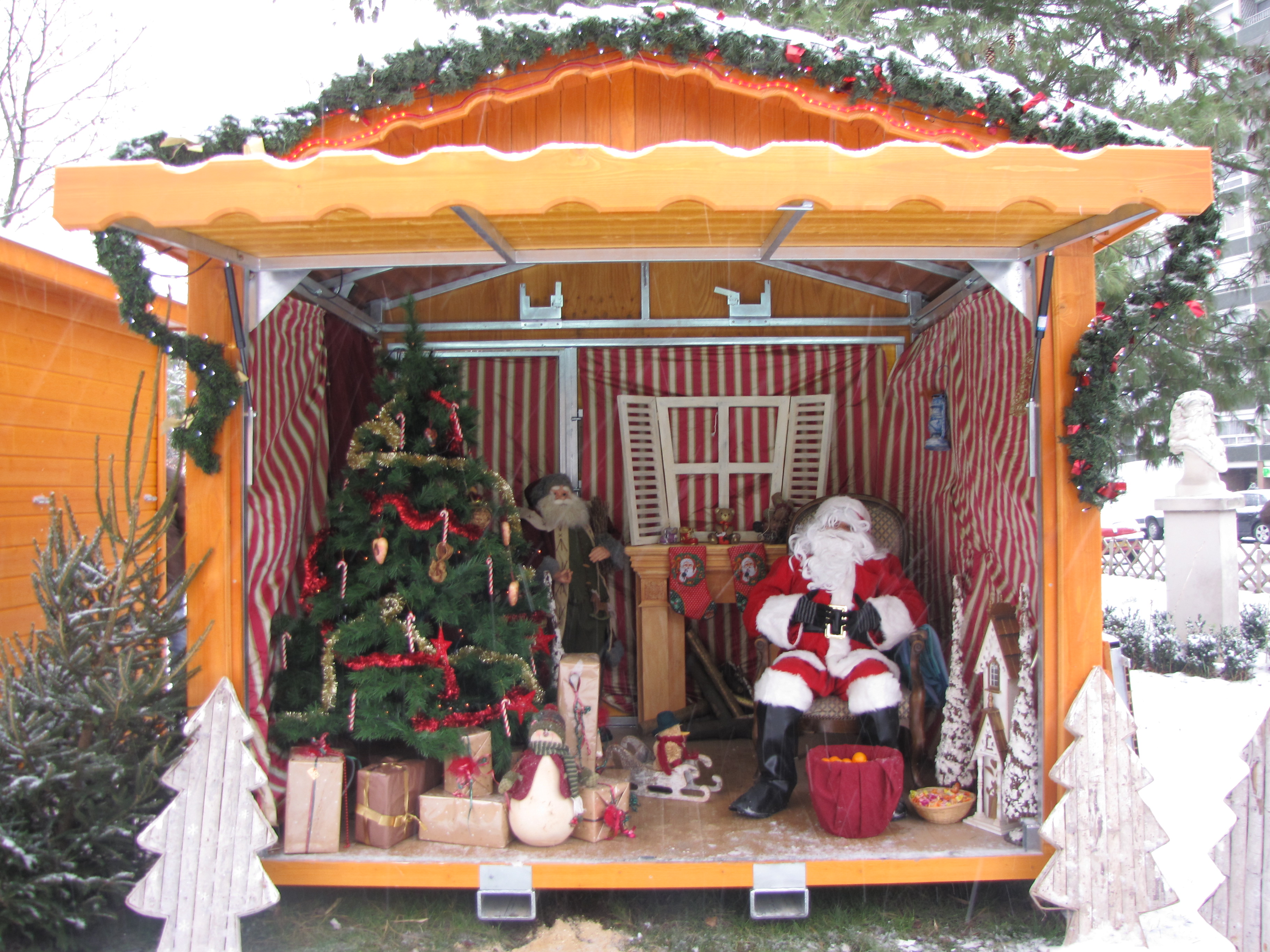 Village Noel miniature, chalet marché de Noel vendeur de jouets