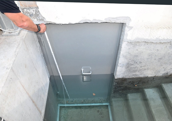 Installation d'une porte de garage étanche Aqualock motorisée. - 2 l eau  protection - FranceEnvironnement