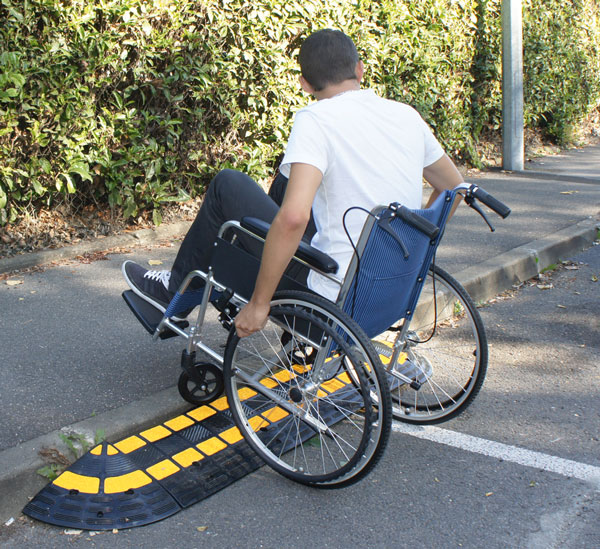 Rampe de bord pour trottoir, chariots élévateur, fauteuil roulant